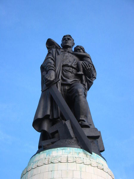 Памятник Воину-освободителю в Трептов-парке (Германия) 