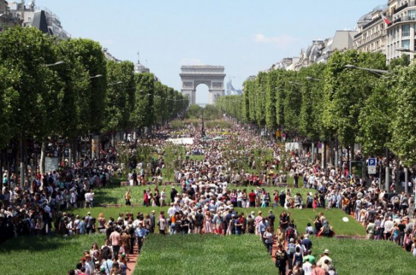 Триумфальная арка и Елисейские поля в Париже