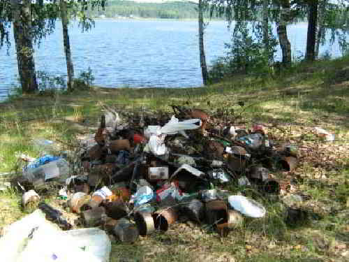 Горы мусора на озере