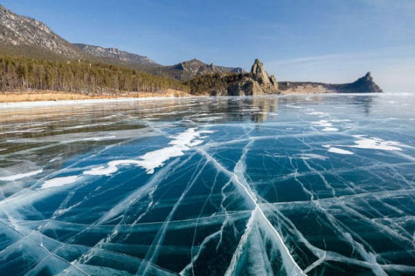 Лед на озере Байкал зимой
