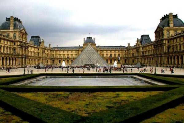 Лувр -французский художественный музей в Париже