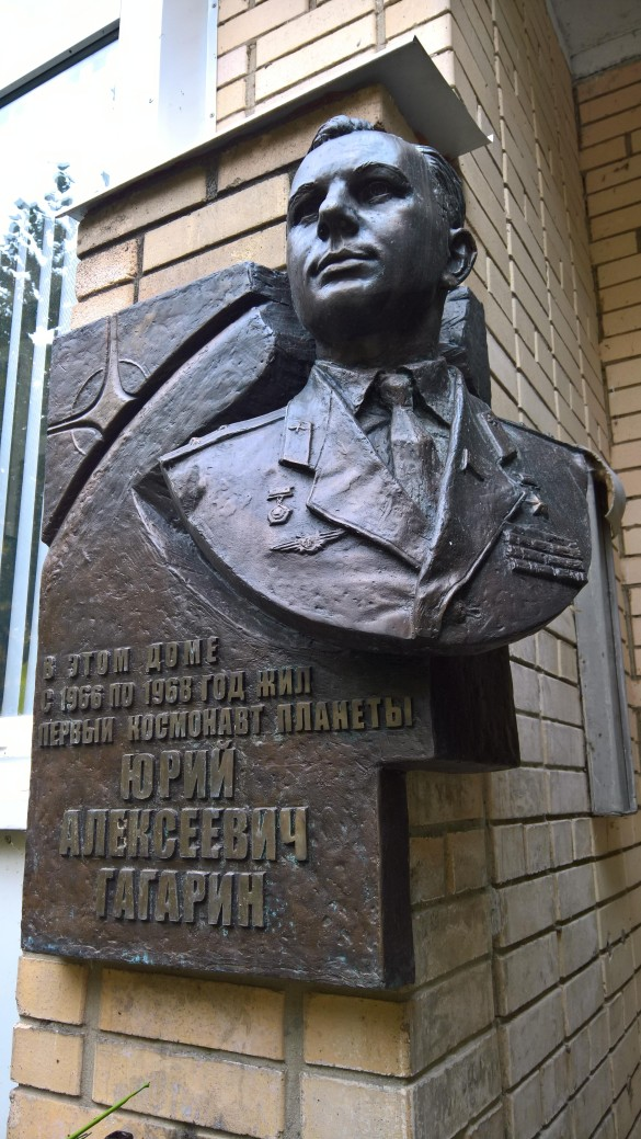 У входа в подъезд Гагариных Фото: Dni.Ru/Феликс Грозданов