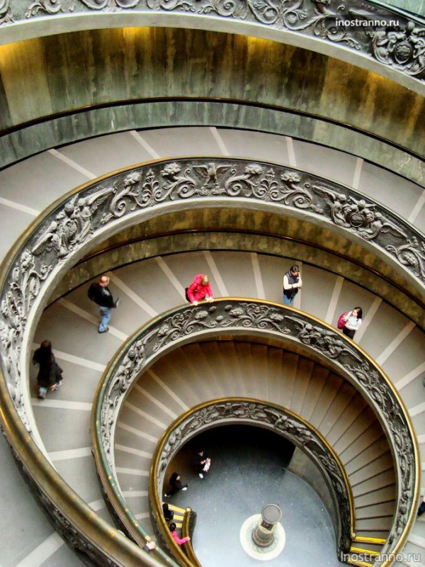 Знаменитая витая лестница внутри здания музея ватикана 1