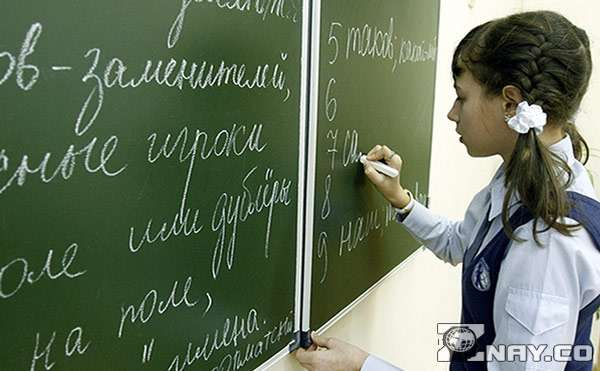 Ученица у доски - решает задачу по русскому
