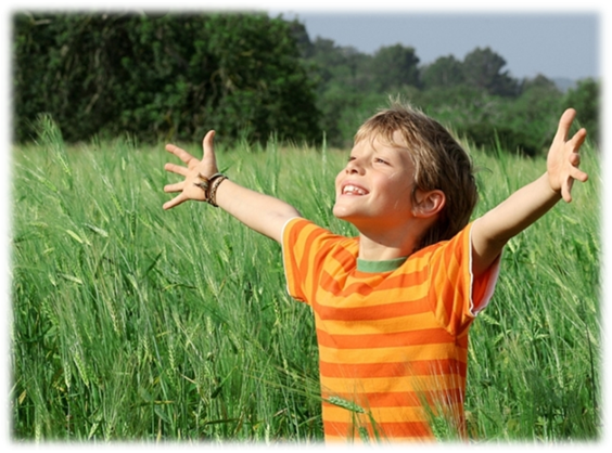 Счастливый здорового улыбающегося ребенка поднятыми руками Стоковые фотографии и изображения Bigstock