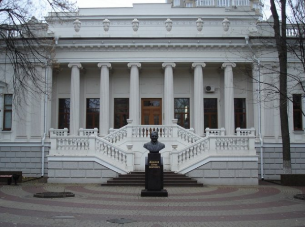 Университетская библиотека – бывший особняк Парамонова